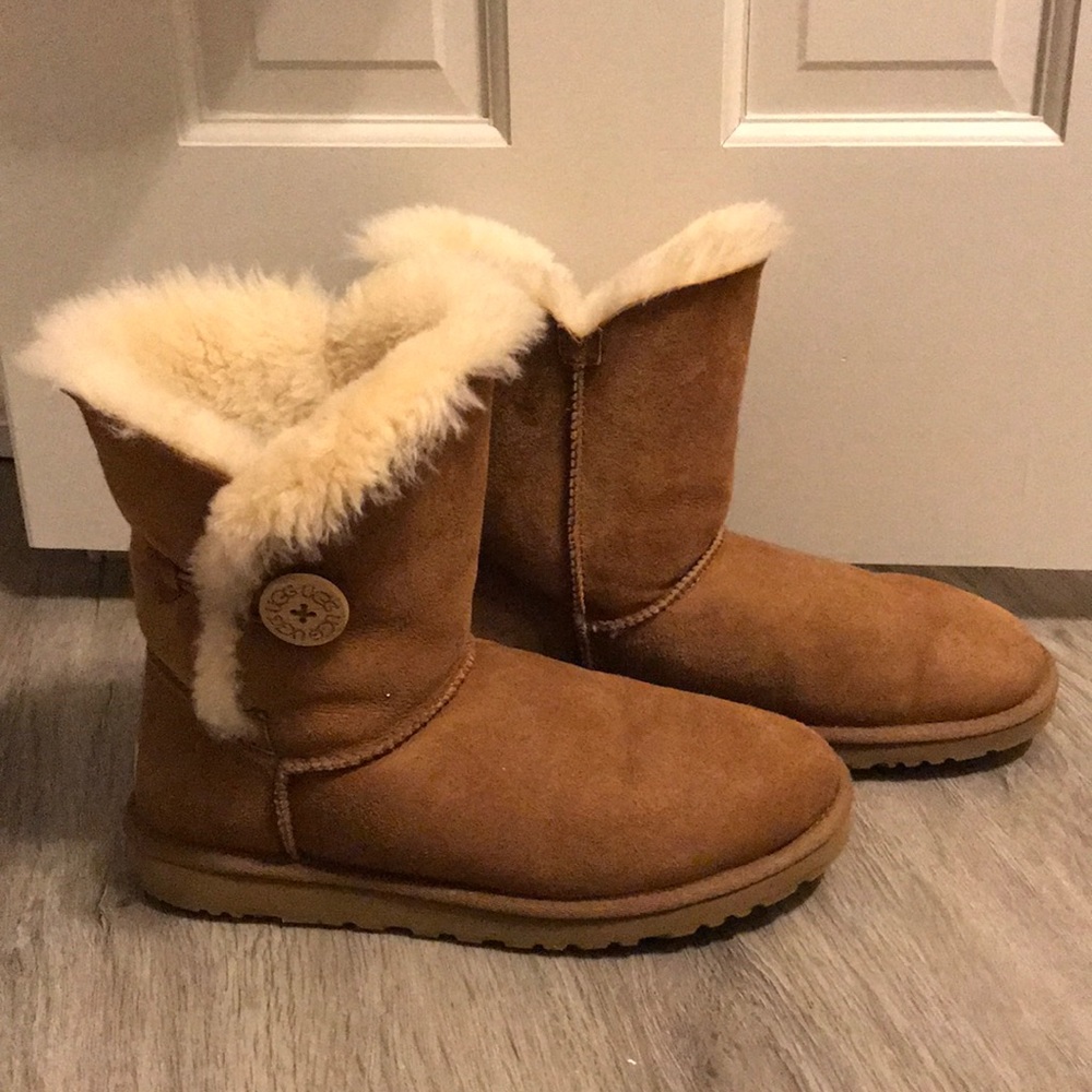 Ugg Bailey Button size 9 tan